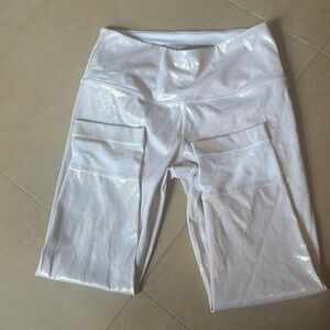 Victoria Sport White opalescent 3/4 leggings size medium